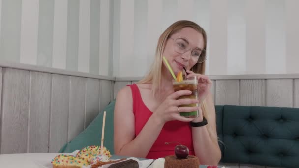 Güzel kız bir restoranda bir kokteyl içiyor. — Stok video