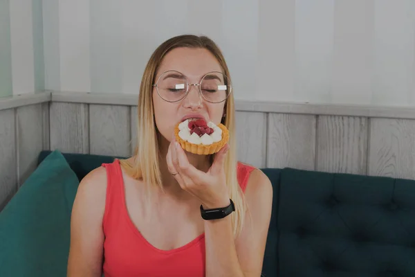 Meisje in een café eet zoete en verse desserts. — Stockfoto