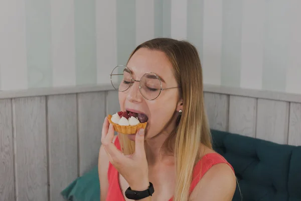 Meisje in een café eet zoete en verse desserts. — Stockfoto
