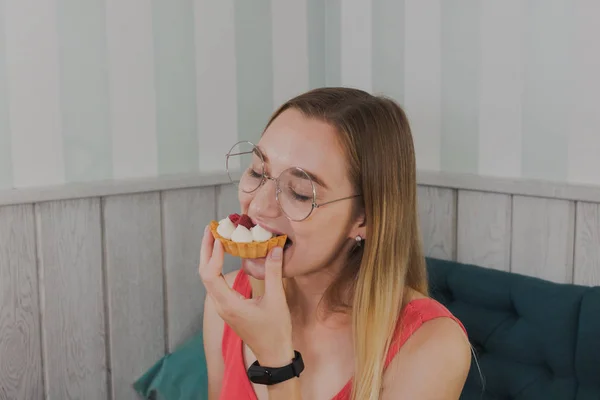 Menina em um café come sobremesas doces e frescas . — Fotografia de Stock