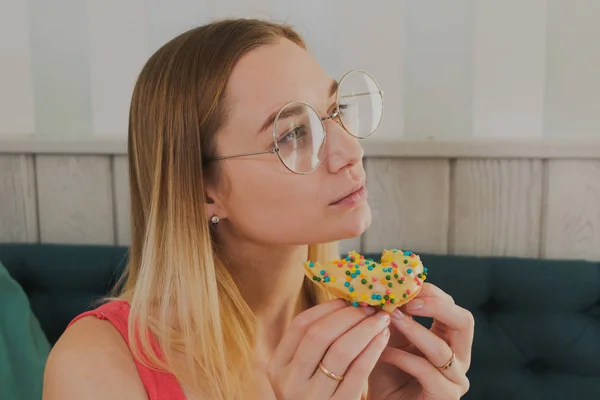 Chica en un café come postres dulces y frescos . — Foto de Stock