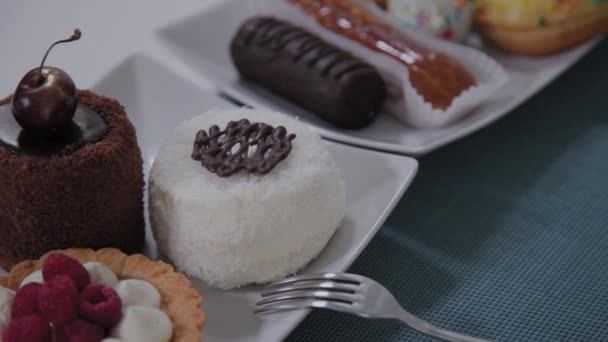 El plato con los postres hermosos frescos sobre la mesa en la cafetería . — Vídeo de stock