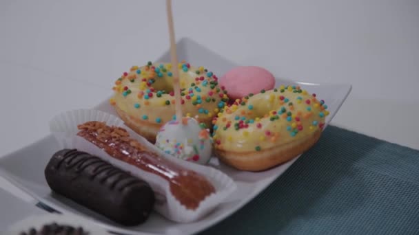 El plato con los postres hermosos frescos sobre la mesa en la cafetería . — Vídeos de Stock