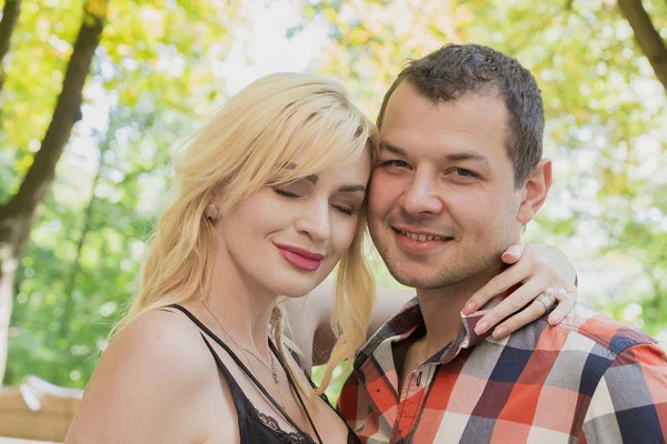 Belo retrato de homem e mulher no parque . — Fotografia de Stock