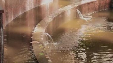 Bir şehir parkında güzel granit şelale.