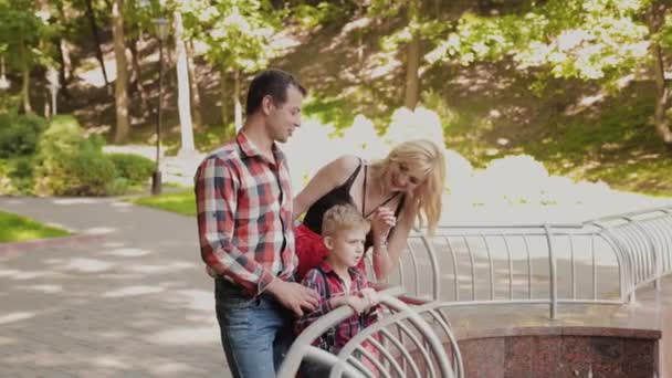 Familia se encuentra junto al lago en el parque . — Vídeos de Stock