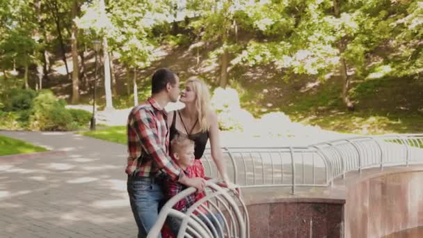 Familie steht am See im Park. — Stockvideo