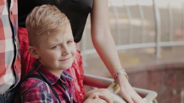 Familie staat aan het meer in het Park. — Stockvideo