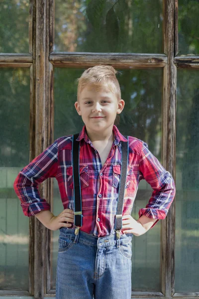 Gyönyörű fiú 7 éves áll a parkban. — Stock Fotó