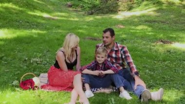 Güneşli bir günde piknik güzel mutlu aile.