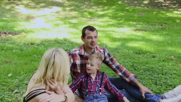 Hermosa familia feliz en un picnic en un día soleado . — Vídeos de Stock