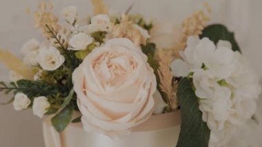 Hediye sepetinde beyaz yapay çiçekler...