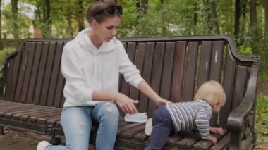 Parktaki bankta oğluyla mutlu bir anne.