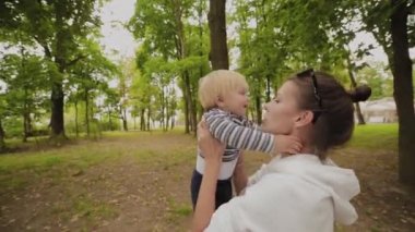Mutlu anne kollarına aldı ve sonra oğlunu fırlattı..