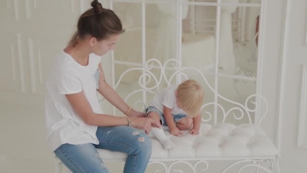 Mooi gelukkig mam en zoon zijn spelen op de wit bed. — Stockvideo