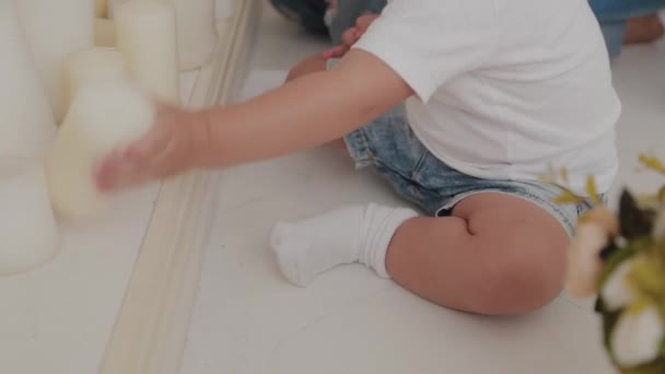 Hermoso niño feliz está jugando en la habitación blanca . — Vídeos de Stock