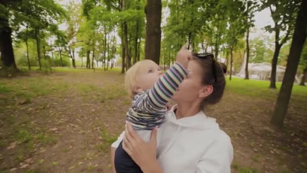 Felice mamma tiene tra le braccia e poi getta suo figlio . — Video Stock