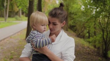 Mutlu anne oğluyla parkta yürüyor..