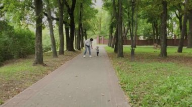 Mutlu anne oğluyla parkta yürüyor..