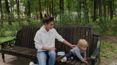 Parktaki bankta oğluyla mutlu bir anne.