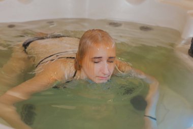 Güzel bir kız çirkin yüz ifadeleriyle jakuziden çıkıyor..