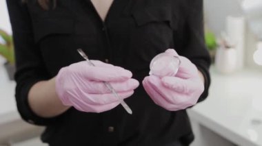 Makyöz kaşları işaretlemek için boya topluyor..