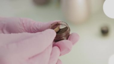 Profesyonel makyöz gelecekte kullanmak için kına üretir.