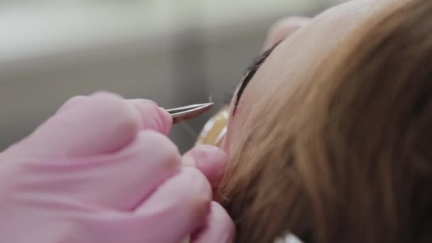 Artista de maquillaje profesional arrancando cejas para el cliente en el salón de belleza . — Vídeo de stock