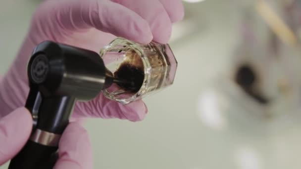Maquilleur professionnel reproduit le henné pour une utilisation future . — Video