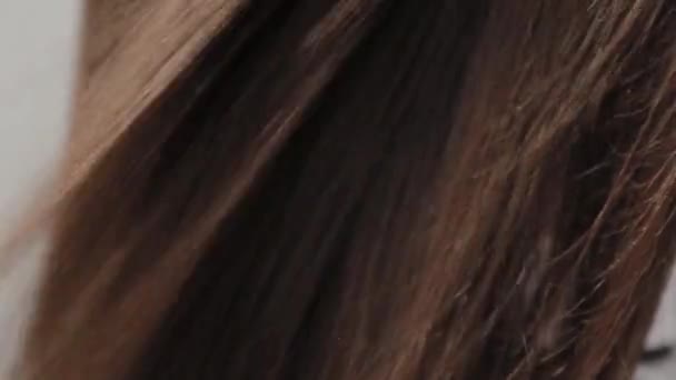 Девушка парикмахер сушит волосы для клиента с феном в парикмахерской . — стоковое видео