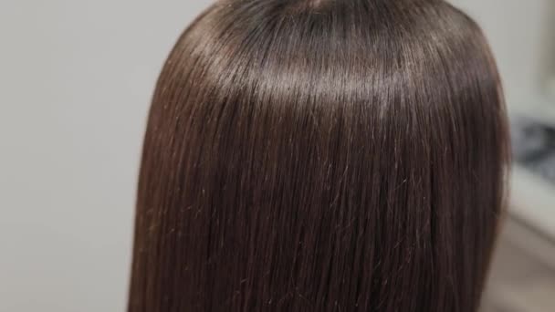 O resultado do alisamento do cabelo no cabeleireiro . — Vídeo de Stock