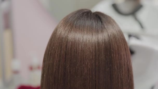 O resultado do alisamento do cabelo no cabeleireiro . — Vídeo de Stock