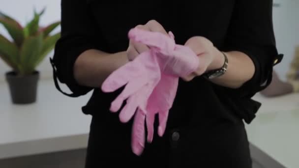 Chica artista de maquillaje se pone guantes de goma antes del procedimiento . — Vídeos de Stock