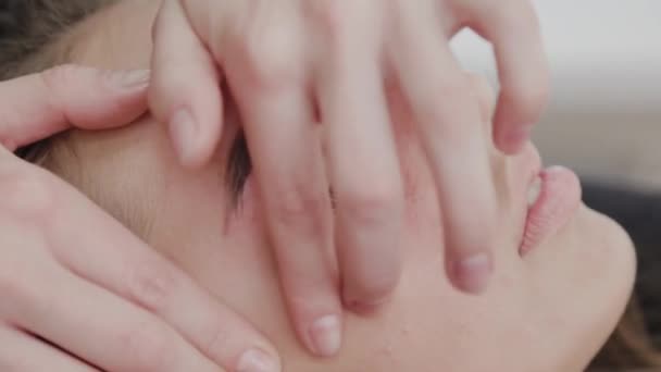 Jovem em um salão de beleza fazendo massagem facial . — Vídeo de Stock