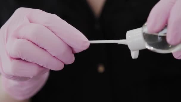Artista de maquillaje aplicando gel en un hisopo de algodón . — Vídeos de Stock