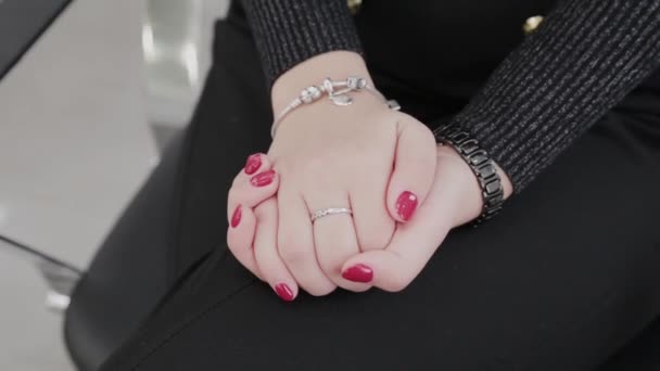 Mooie handen van een meisje met manicure op haar knieën. — Stockvideo