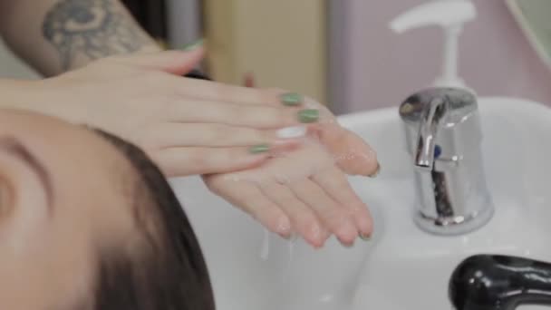 Friseurin legt Shampoo auf die Hände. — Stockvideo