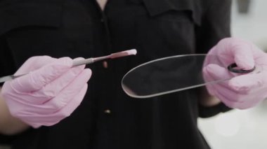 Profesyonel makyöz palete boya sürer..