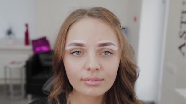 A young girl with spread eyebrows. Portrait of a girl. — Stock Video