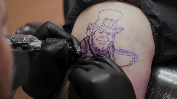 Profesyonel dövme sanatçısı bir adamın kolunda dövme yapar.. — Stok video