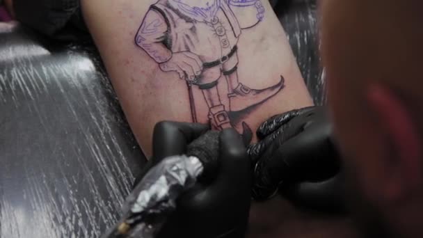 Il tatuatore professionista fa un tatuaggio sul braccio di un uomo . — Video Stock