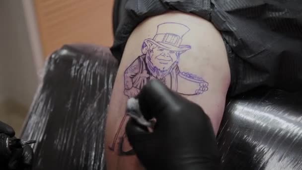 Profesionální tetování umělec dělá tetování na mužské ruce. — Stock video