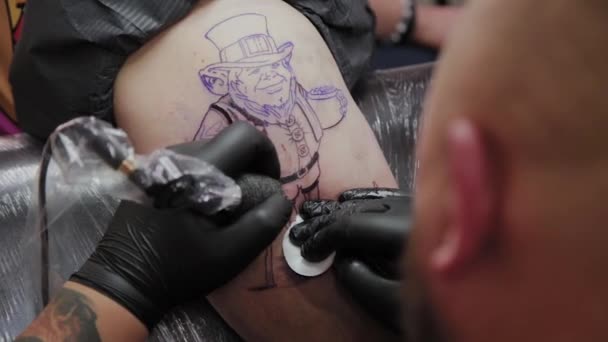 Profi tetováló művész csinál egy tetoválást egy férfi karjára. — Stock videók