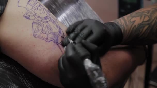 Artista profesional del tatuaje hace un tatuaje en el brazo de un hombre . — Vídeo de stock