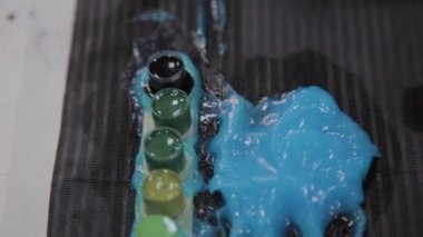 Dövme salonundaki dövmeler için farklı renkler..