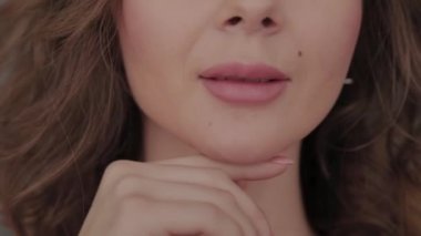 Gri arka planda genç bir kızın güzel portresi..