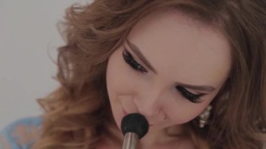 Güzel genç kız makyaj yapıyor..