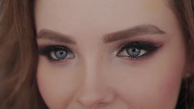 Gri arka planda genç bir kızın güzel portresi..
