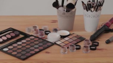 Profesyonel makyaj seti, ahşap bir masadaki makyaj stüdyosunda..