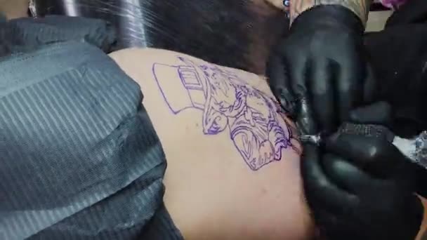 Professionele tattoo artiest maakt een tatoeage op de arm van een man. — Stockvideo